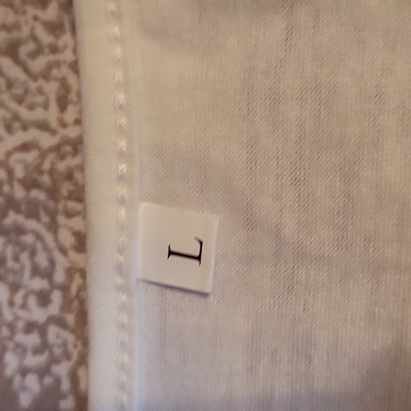 WHITE TEA SHIRT with black cat. SIZE L.   BLACK BAT INCUDED.                B3 - Picture 4 of 6